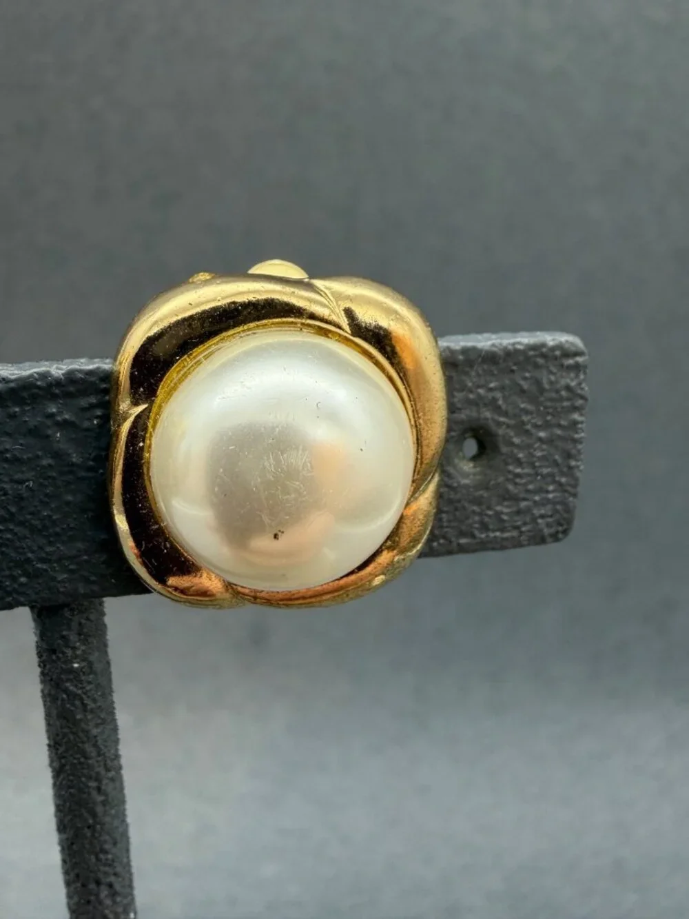 Jaclyn Smith Classics Clip Earrings 0.75 In As Is Gold White Pearl Vintage Retro